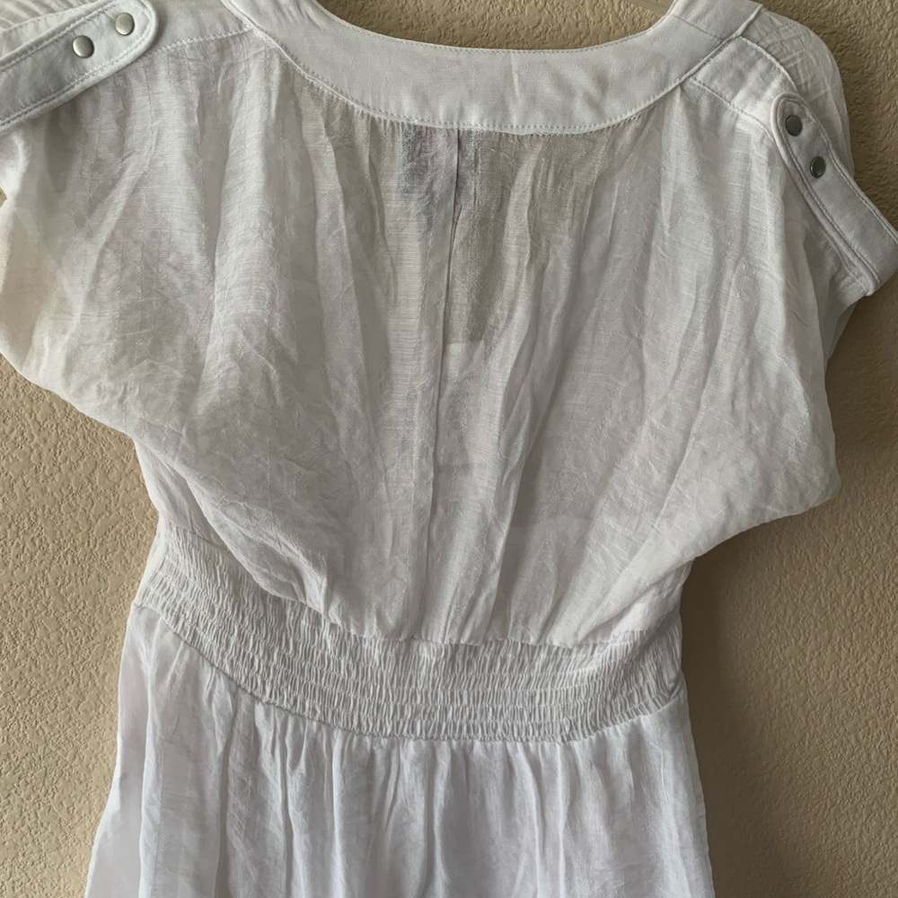 2b Bebe White Blouse w Buttons NWT - Picture 3 of 4